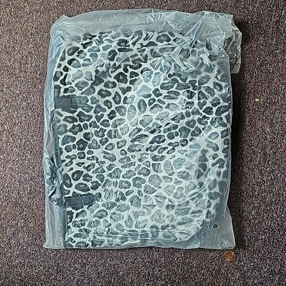 1 black trim leopard print purse is the only one available - Picture 2 of 6